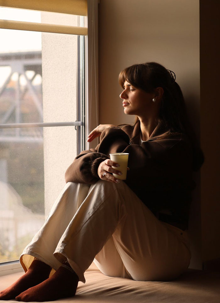 femme-assise-devant-la-fenetre