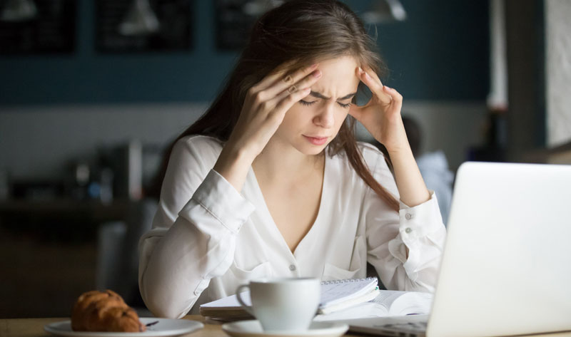 femme-qui-se-tient-la-tete